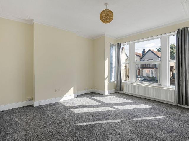 Meteor Road, Westcliff On Sea SS0, 3 bed flat to rent, £1,350 pcm | PrimeLocation