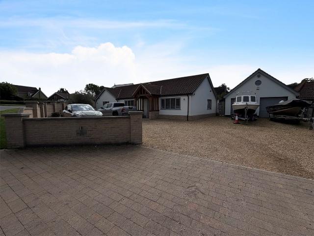Methwold Road, Methwold Hythe, Thetford IP26, 4 bed detached bungalow to rent, £2,700 pcm | PrimeLocation