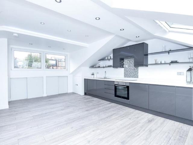 Methuen Park, London, N10 2 bed terraced house to rent £2,200 pcm £508 pw
