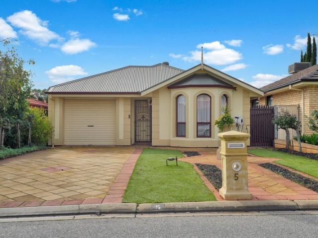 Meticulously Maintained & Move In Ready in Maxwell Court!