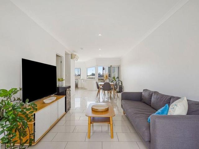 Meticulously presented & ideally located