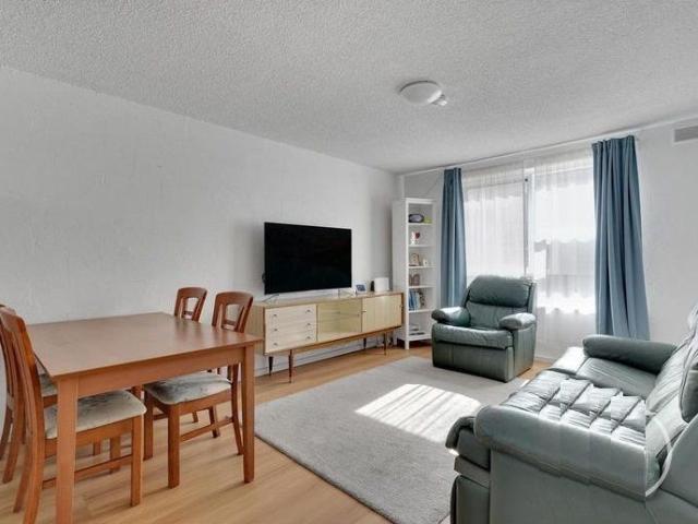 METRES FROM THE BEACH & TRANSPORT AT YOUR DOORSTEP!