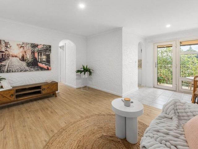 Metres from Jetty Road 3 Bedroom, 2 Carpark Gem!
