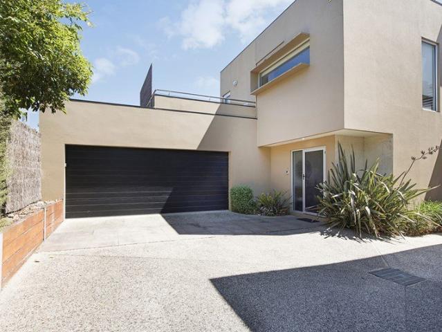 Metres to the foreshore! Fully furnished