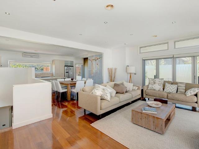 Metres to the foreshore! Fully furnished