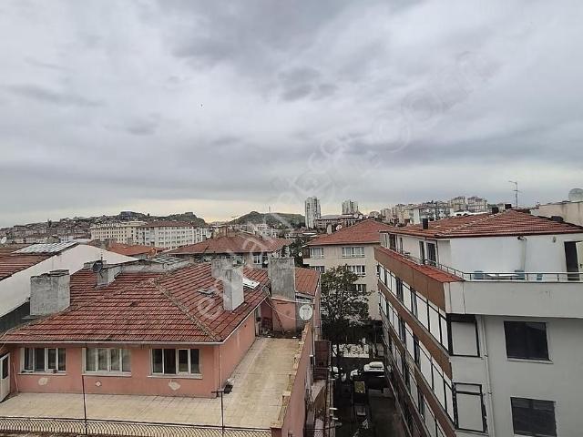 Metro Yanı Cadde Üzeri Herşeydahil Eşyalı Geniş 1+1 Daire