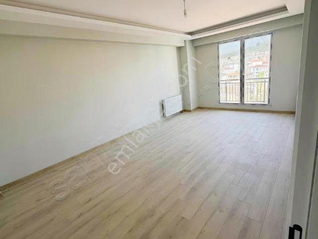 Metro Yanı Lüks Site İçi 2+1