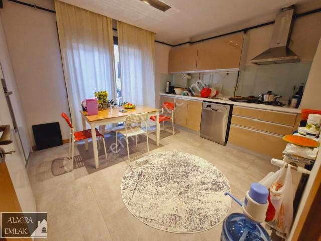 Metro Yakını 6 Yaşında 3+1 130m² Lüks Daire Asansörlü