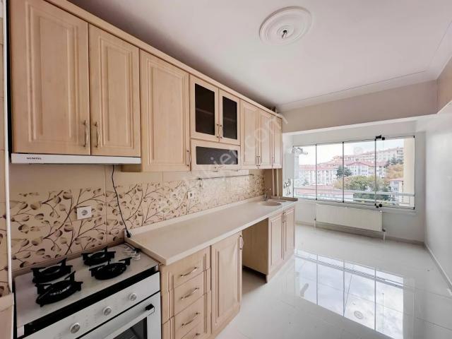Metro Yakını Kapanmaz Şehir Manzaralı 115 M2 Ön Cephe Site Daire