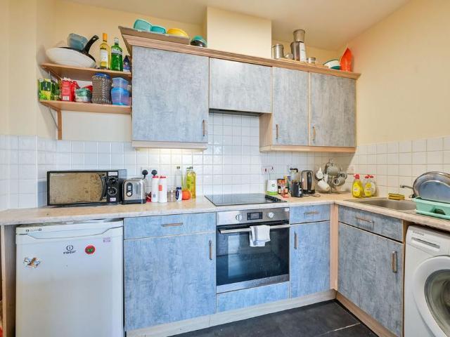 Metro Central Heights, SE1, Elephant. 2 bed flat to rent £2,600 pcm £600 pw