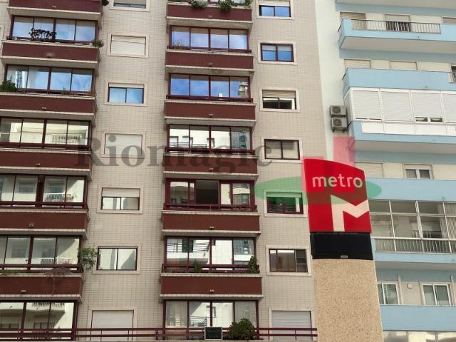 Metro Laranjeiras Est. Luz Lisboa Apartamento T3 com Varandas e Estacionamento