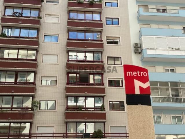 Metro Laranjeiras Est. Luz Lisboa Apartamento T3 com Varandas e Estacionamento