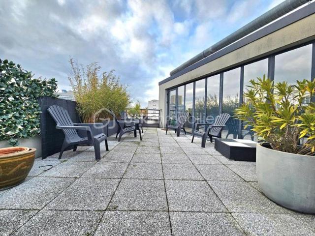 Métro Mairie DUPLEX dernier étage avec Terrasse ROOFTOP de 78m² SUD parking cave DPE C