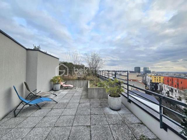 Métro Mairie DUPLEX dernier étage avec Terrasse ROOFTOP de 78m² SUD parking cave DPE C