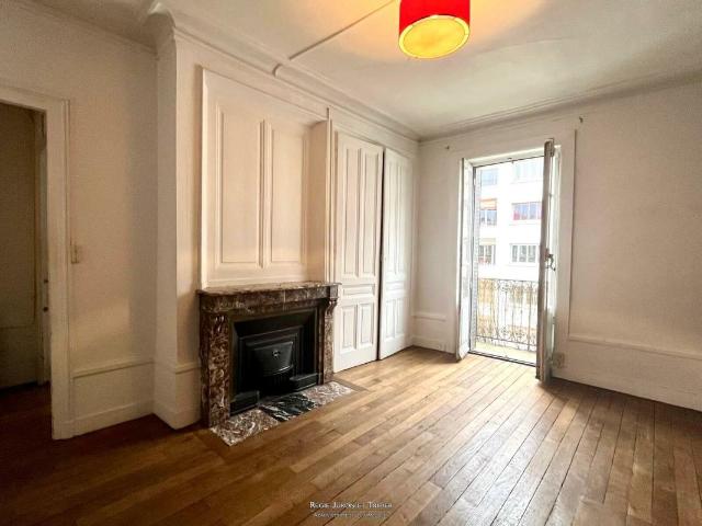 SOUS COMPROMIS Metro Saxe Appartement de 45m² au dernier étage avec balcon