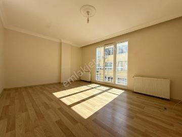 Metrobüse 10 Dk Mesafede Cadde Dibi Balkonlu 2+1 Kiralık Daire !