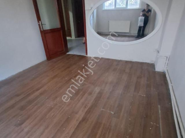 Metrobüse 2 Dakika 2+1 Düz Giriş Sağlam Binada Kşralık Bahçe Katı Daire