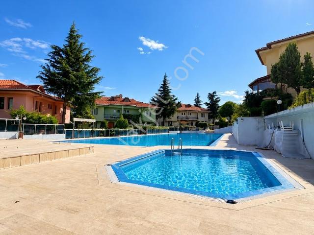 Metrobüse 2 Dk Mesafe'de Yakuplu Site İçi 3+1 Daire