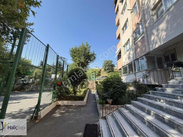 Metrobüse 5dk Yürüme Mesafesinde / Famas Sitesi'nde 3+1 Kiralık