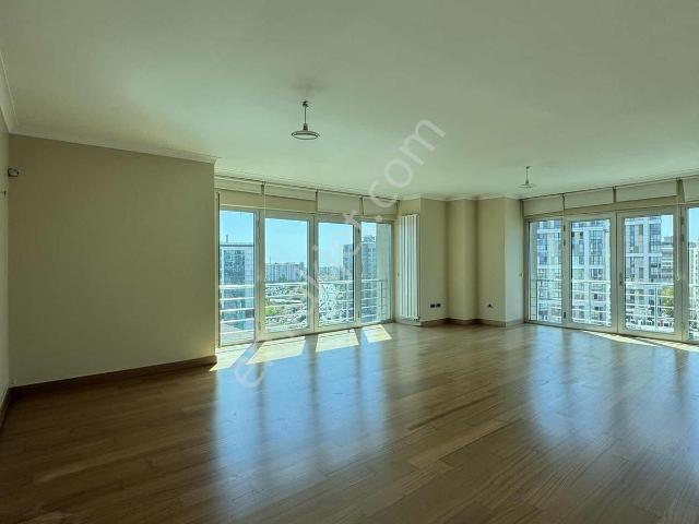 Metrobüse Yakın 220 M2 3+1 Kiralık Daire !