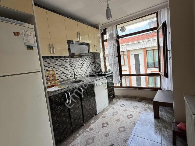 Metrobüse Yakın Aile Binasında Kiralık 2+1