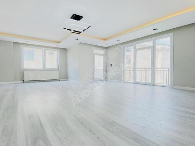 Metrobüse Yakın Site İçi Ferah Aydınlık 3+1 120m2 Satılık Daire