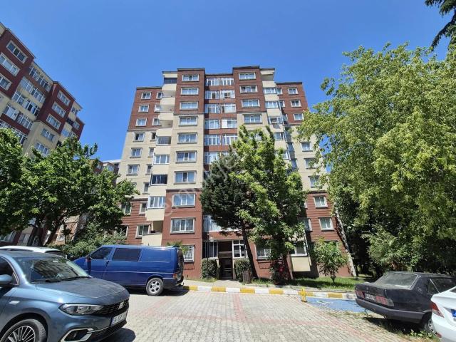 Metrobüse Yürüme Mesafesınde Hadımköy Yolunda Site İçi Genış 3+1
