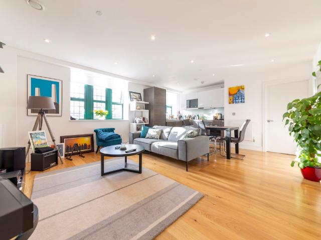 Metropolitan Crescent, Clapham, London SW4, 2 bed flat to rent, £3,200 pcm | PrimeLocation
