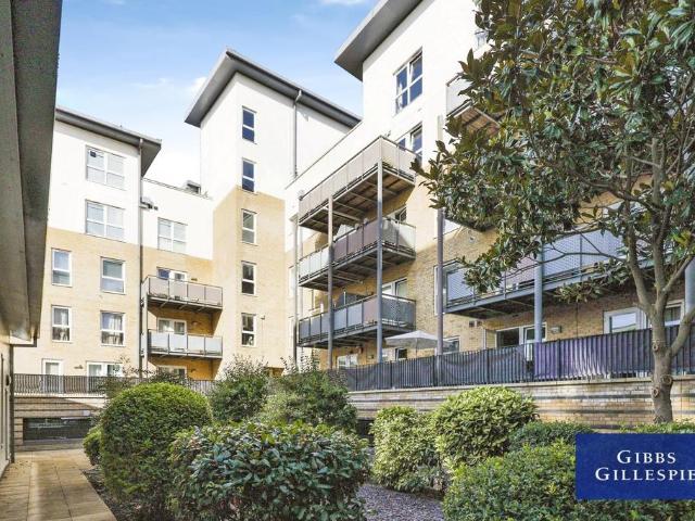 Metropolitan Station Approach. 2 bed flat to rent £1,850 pcm £427 pw
