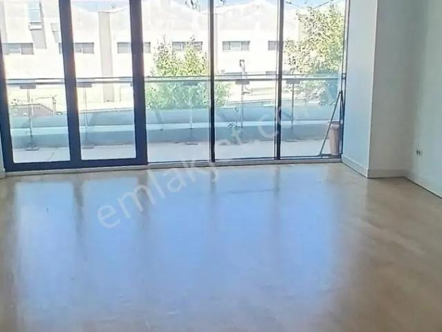 Metroya Yürüme Mesafesinde Saat Güvenlikli Sitede