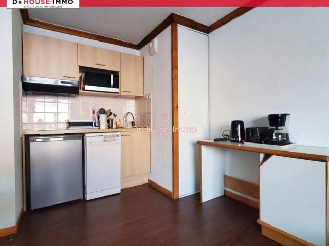 Meublé 2 pièces avec balcon, casier à skis, garage et piscine