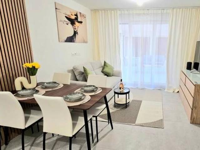 Meublé: Deux pièces de 40m² avec terrasse de 12m² et un parking