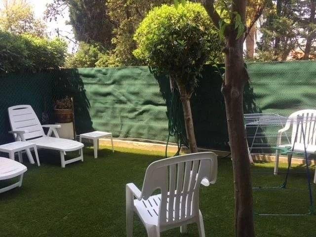 Meublé: Spacieux studio avec terrasse et jardin