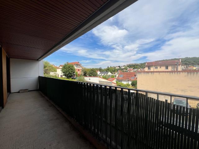 Meudon centre, résidence de standing, appartement de 45 m² orienté sud est, donnant sur un grand balcon, calme. Entrée avec placard, cuisne, séjour sur balcon, chambre avec placard, salle de douches, WC indépendant, cave. Local à vélos. Bon état