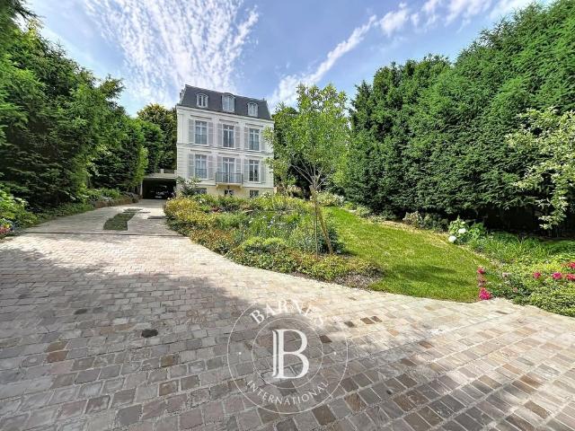 Meudon, Maison 6 Chambres 335 m² en location