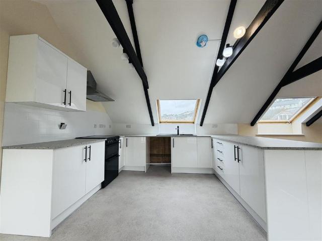 Mevagissey, St. Austell 2 bed flat to rent £850 pcm £196 pw