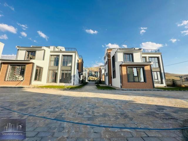 Mevsim Emlaktan Satılık Site İçerisinde Lüks Villa