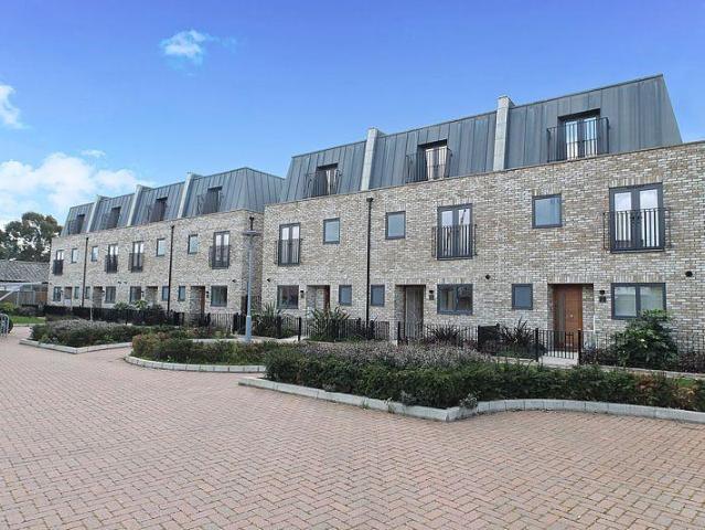 Mews Close, Harrow 4 bed townhouse to rent £2,995 pcm £691 pw