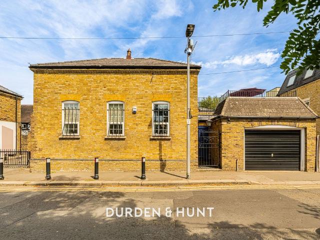 Mews Place, Woodford Green IG8, 3 bed detached house to rent, £2,900 pcm | PrimeLocation