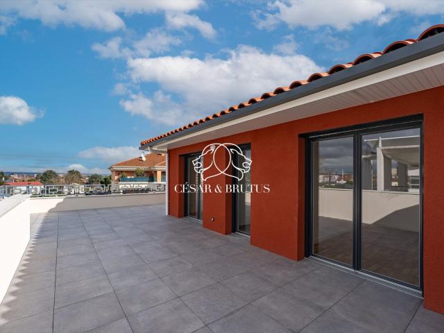 Meyzieu Attique D'exception T5 de 117 m² avec 170m2 de ter. 118m² Meyzieu