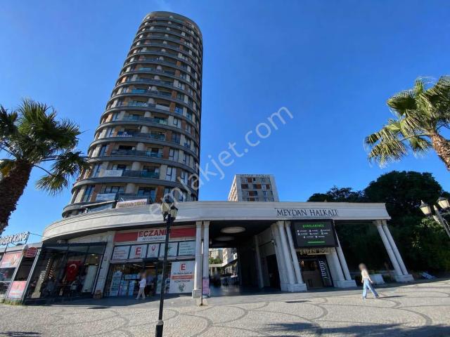 Meydan Halkalı Sitesi Göl, Deniz Manzaralı Ebeveyn Banyolu 2+1