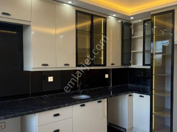 Meydan Mahallesinde Merkezi Konumda Satılık Komple Bina 3 Katlı Müstakil Bina2 Daire + 2 Dükkan