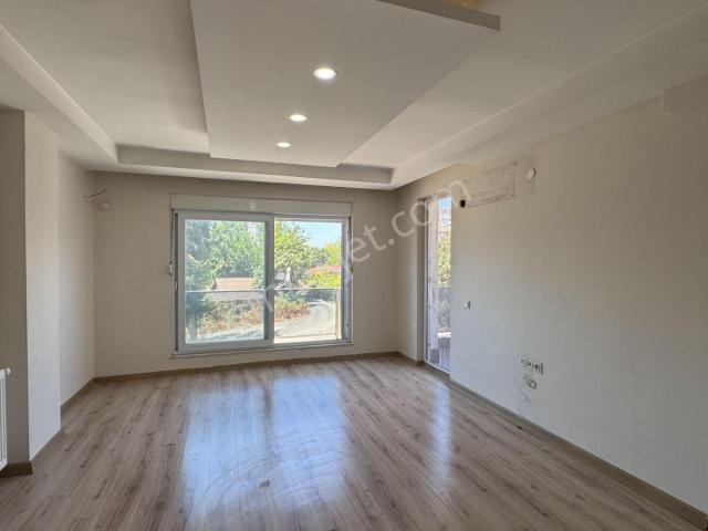 Meydan Tramvay D. Yanı Katta Kombili G.odalı Geniş Kiralık