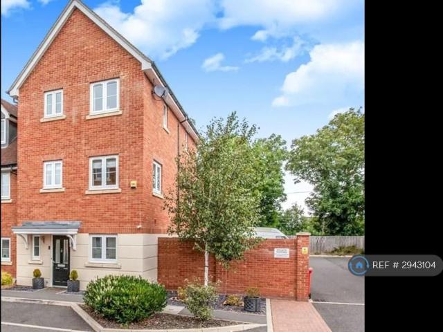 Meyers Close, Slough, SL3 5 bed semi detached house to rent £3,500 pcm £808 pw