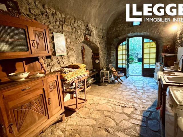 Meyrannes Gard Maison de village en pierre en 3 niveaux