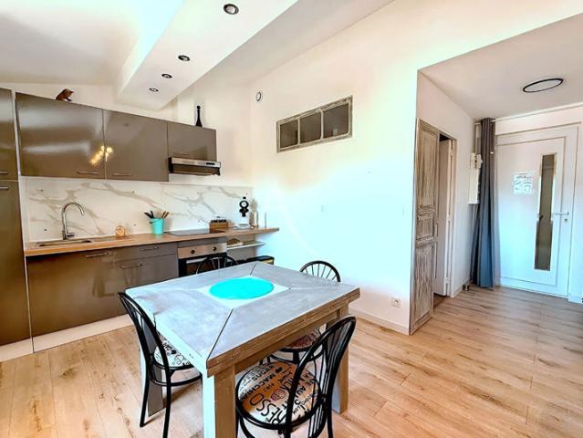 MEZE CENTRE bel appartement T2 climatisé et rénové, LOYER TOUT COMPRIS !