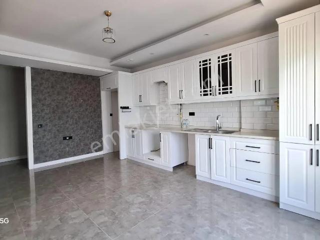 Mezitlide 2,5+1 Aylık Ödemeli Havuzlu Sitede Kiralık Daire