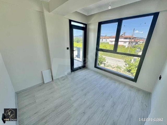 MİNE EMLAKTAN KİRALIK BAHÇELİ NİZAM VE OTOPARKLI DAİRE