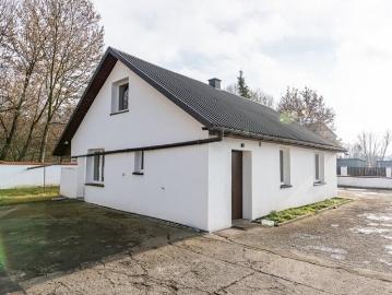 Dom z działką 11 arów, garaż, murowany budynek