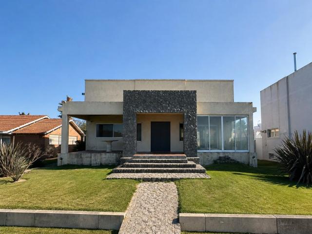 Mi Reina Av | Casa en alquiler de verano en Pinamar para 10 personas | frente al mar | Av Del Mar Al 2400